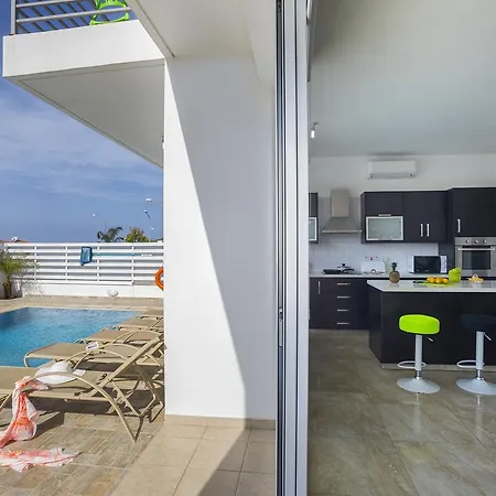 Villa Crystal Blue 18 Protarász