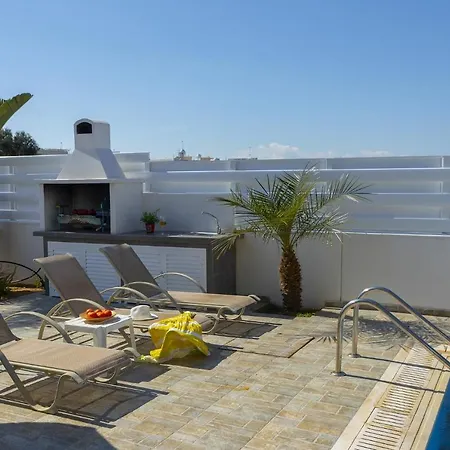 Villa Crystal Blue 18 *
