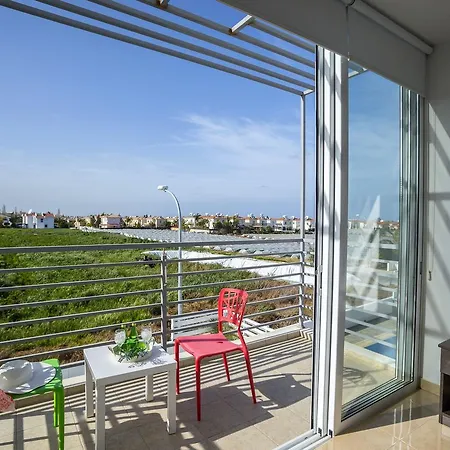 Villa Crystal Blue 18 *